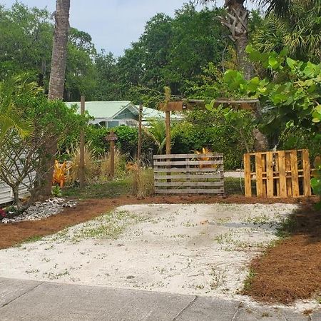 1 Beige Cozy Bungalow Or 1 White Cozy Efficiency Cottage In Titusville Exteriér fotografie