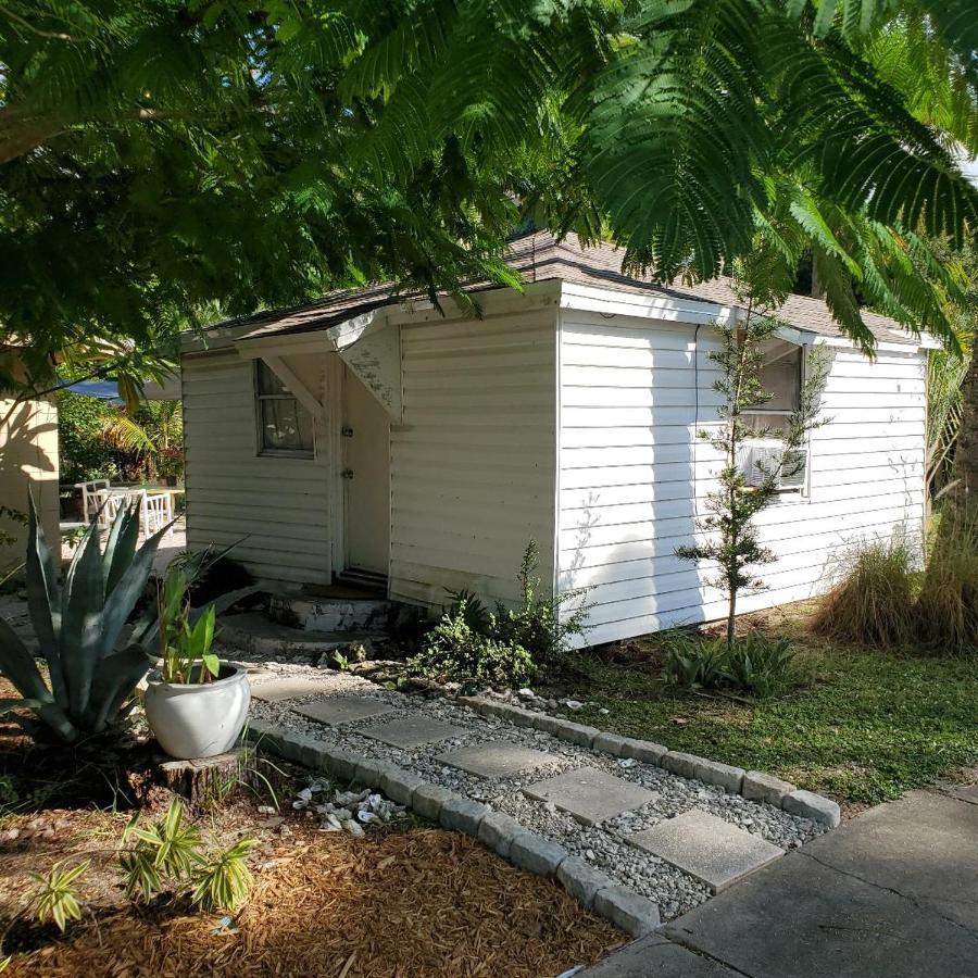 1 Beige Cozy Bungalow Or 1 White Cozy Efficiency Cottage In Titusville Exteriér fotografie