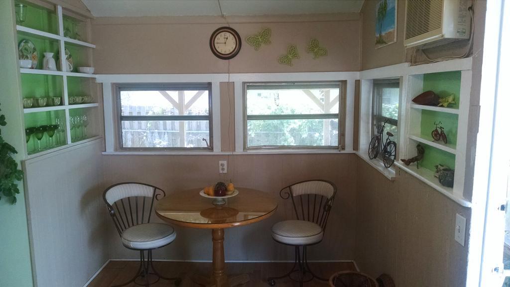 1 Beige Cozy Bungalow Or 1 White Cozy Efficiency Cottage In Titusville Exteriér fotografie